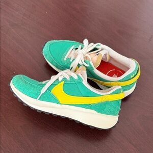 Nike Women's Sneakers in Green and Yellow